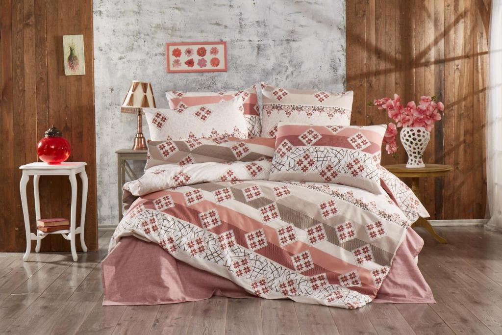 Dusty rose and beige bed linen set with a geometric floral pattern