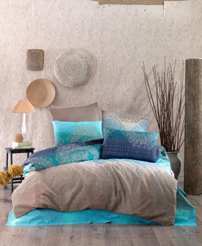 Bed linen set with turquoise, navy and beige bands